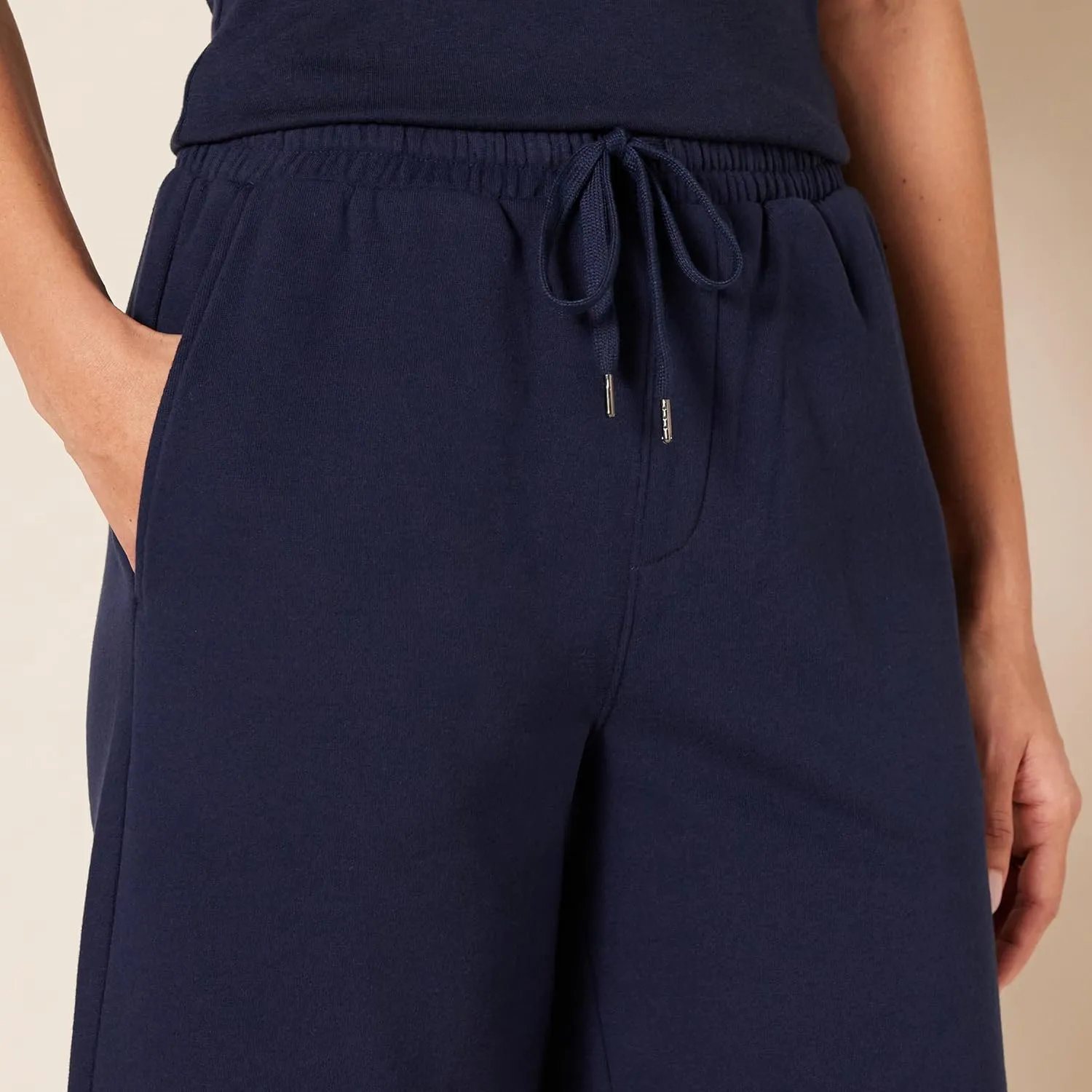 Amazon Essentials Women's Fleece High Rise Bermuda Shorts, Plus Size Available